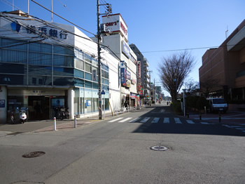 東急ストアと横浜銀行の間の通り